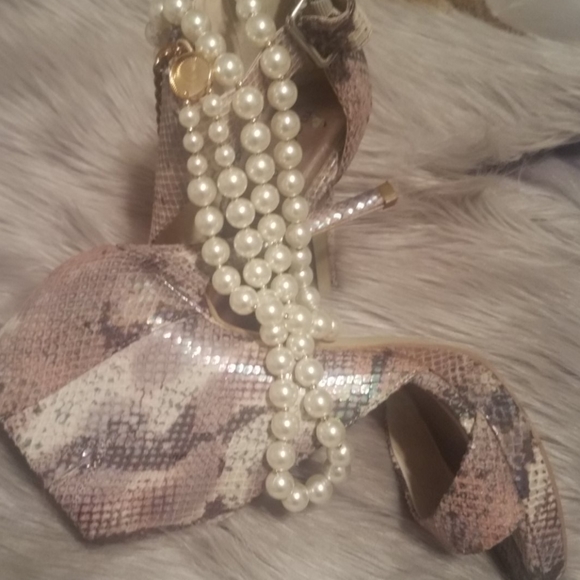 Heels - Picture 4 of 5